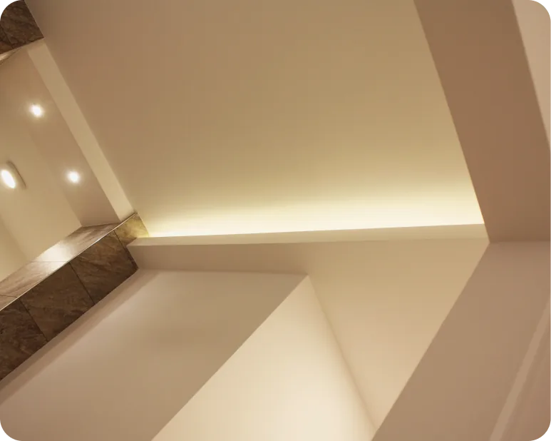 Zavrsen enterijer sa kuhinjom, rasvetom i velikim prozorima