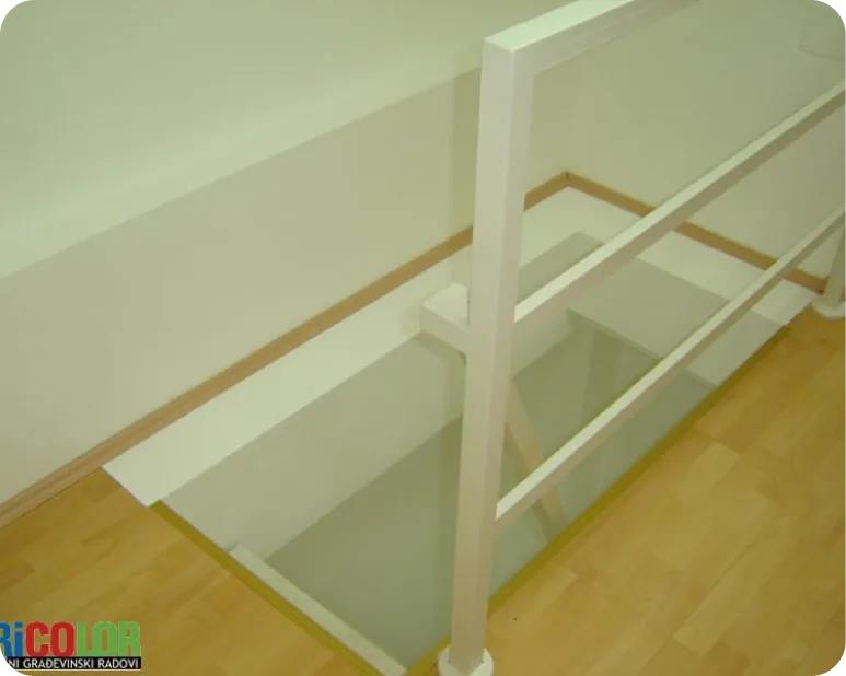 Stepeniste sa belom ogradom i svetlim drvenim podom