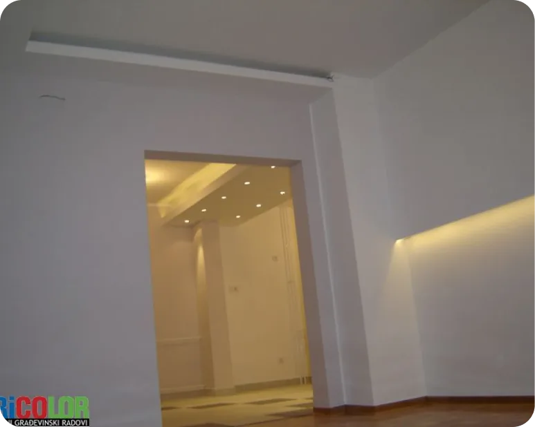 Minimalisticki enterijer sa prolazom i skrivenom rasvetom