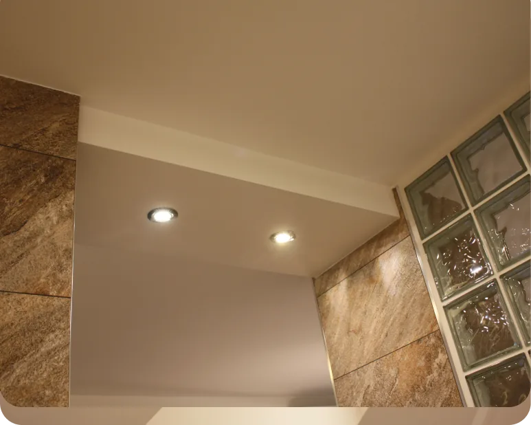 Gradiliste sa velikim prozorima u fazi pripreme plafona i zidova