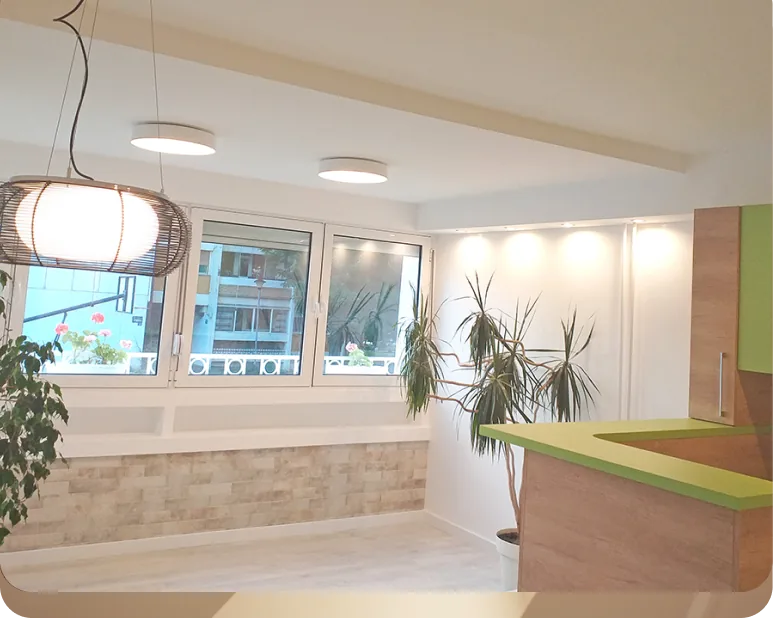 Detalj plafona sa indirektnom rasvetom i keramikom