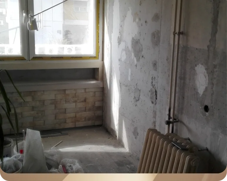 Rani stadijum renoviranja zida i instalacija uz prozor